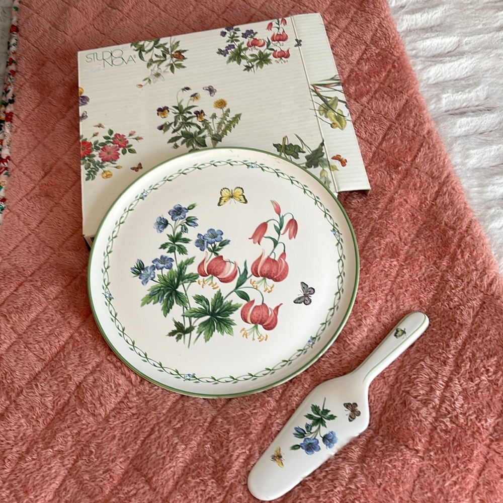 Beautiful Mikasa cake plate & server!!